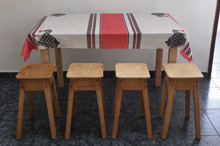 Mesa medindo 70x1,20 com 4 bancos de madeira
