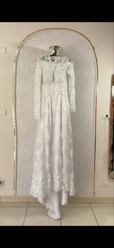 Vestido de noiva com renda, manga longa e gola alta