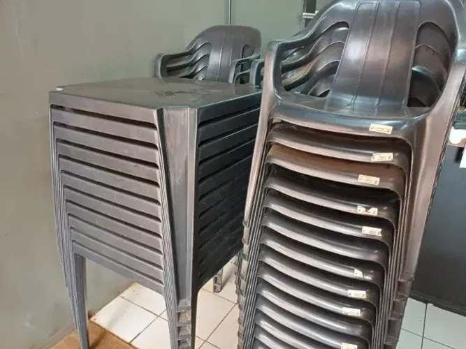 MESAS QUADRADAS E CADEIRAS COM BRAÇOS PLASTICO MARCA MOR