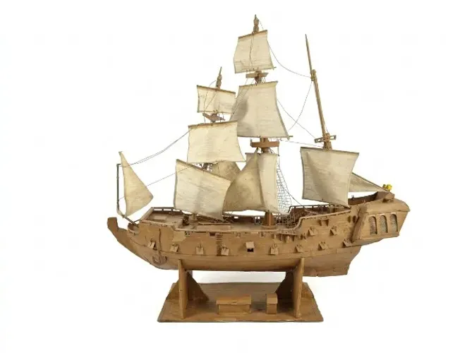 Maquete de Navio Artesanal em Papel Kraft - Peça Decorativa Detalhada
