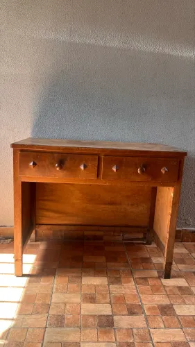 Mesa compensada com duas gavetas