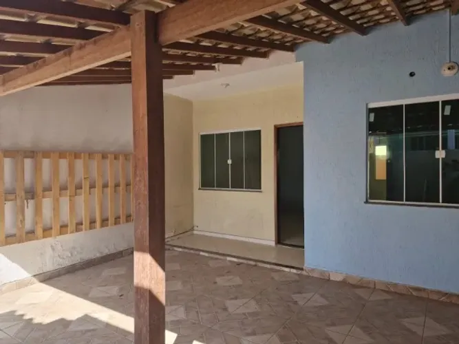 Casa com quintal espaçoso onde as crianças podem brincar e os pets têm liberdade.