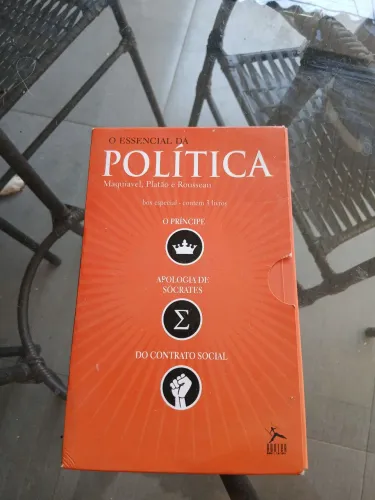 Livro - essencial da política maquiavel, platão, e rousseau