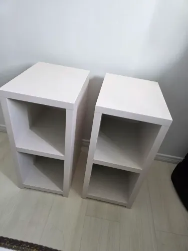 Mesinha de cabeceira.