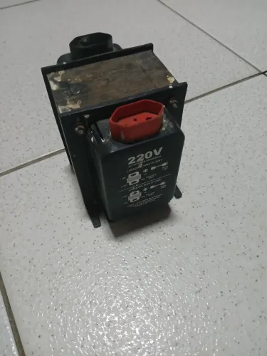 Traz transformador um ar-condicionado.
