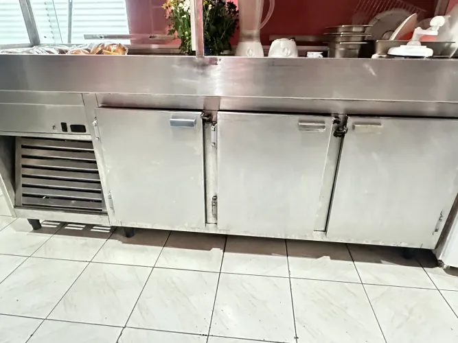 Balcão Refrigerado Inox 3 portas com pista fria  