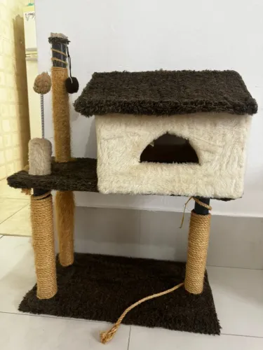 Casa para gatos com arranhador
