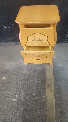 Mesa de cabeceira bombe