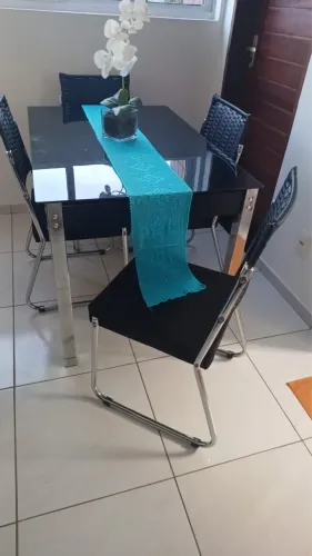 Mesa de jantar de vidro com 4 cadeira