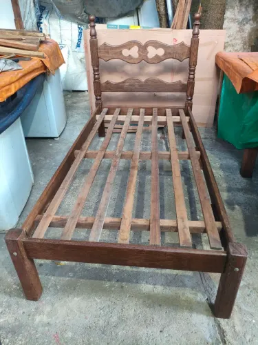 Cama de sucupira solteiro dois trevo