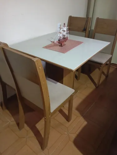 Mesa de MDF c tampo de vidro 4 cadeiras