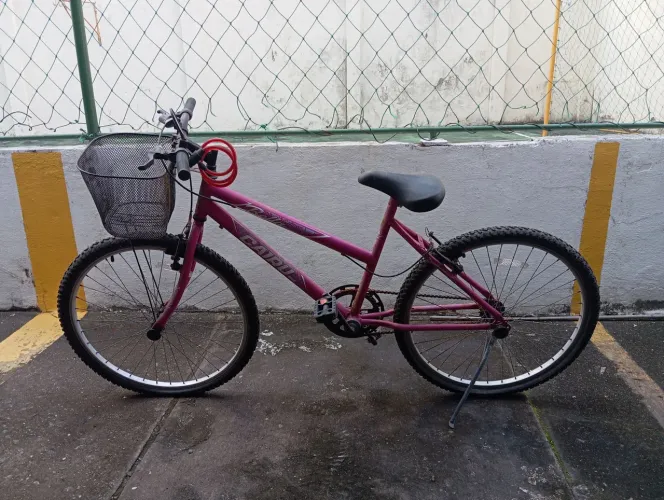 Bicleta feminina Cairu aro 26 com cesta de metal