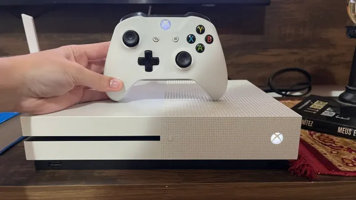 XBOX ONE S 1TB +1 CONTROLE