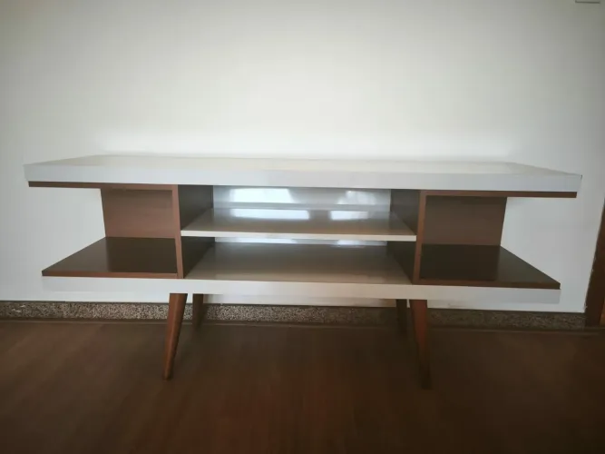 Rack em mdf off white com detalhes em madeira. Pes palito.
