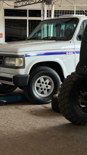 Jogo completo de rodas com pneus da D20. R$ 5.000,00