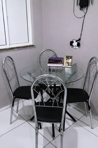 Mesa de vidro com 4 cadeiras