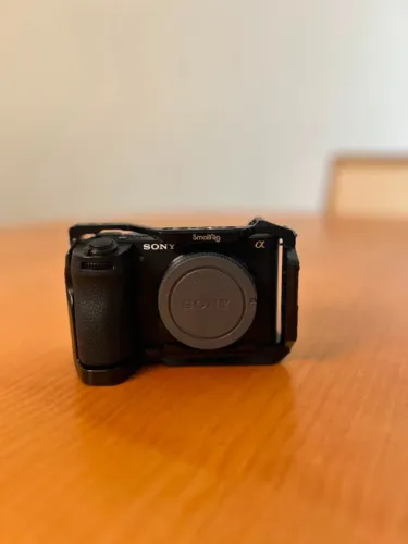 Câmera Sony A6700 + Cage Small Rig