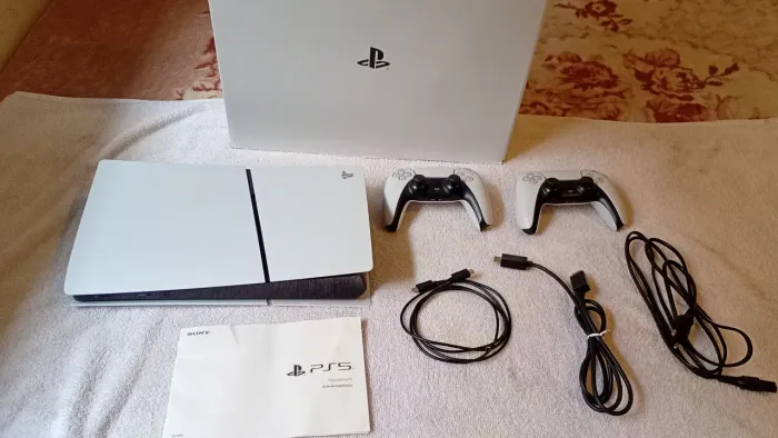 Playstation 5 Slim digital 1TB, com dois controles original.