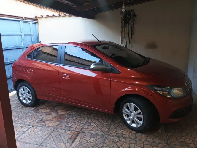 Chevrolet Onix Hatch Lollapalooza 1.0 8V Flex Power Mec. 4P 2014