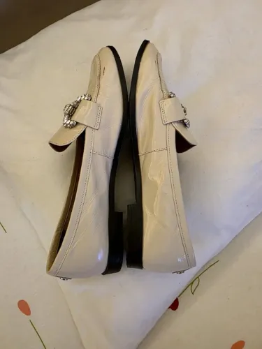 Mocassim usado, cor nude, de verniz, com fivela em stress. n.37. 