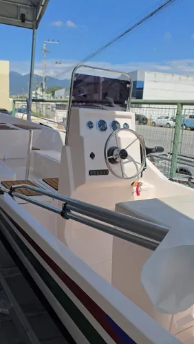 Barco de pesca com comando central 