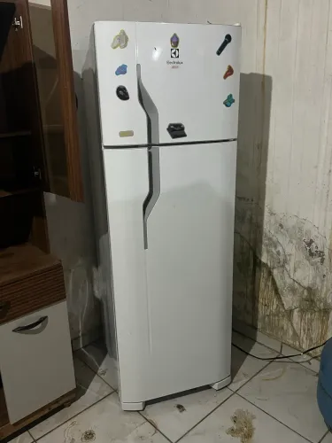 Vende-se Geladeira Electrolux Cycle Defrost 260 L