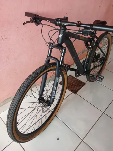 Bicicleta Aro 29 Colli Hills com transmissão Shimano Acera de 24 velocidades.