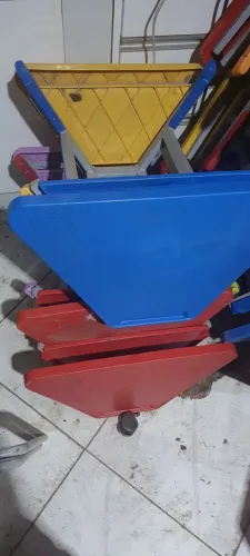 Cadeiras e mesas infantis