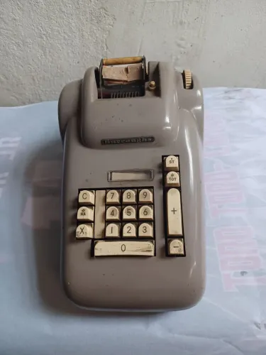 MaQuina de somar Burrougns antiga .