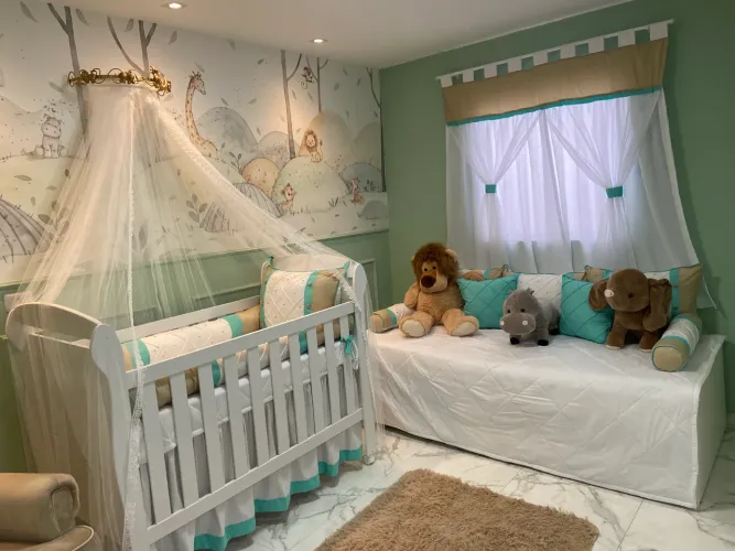 Kit berço + kit cama auxiliar + trocador + almofada amamentação + cortinas. 26 peças.