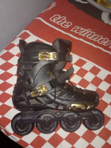Patins INLINE ABEC-7 preto com detalhes em dourado,com 4 rodas Seminovo , tamanho 40