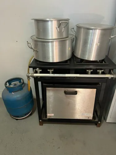 VENDO FOGÃO INDUSTRIAL COM FORNO + 3 PANELAS GRANDES