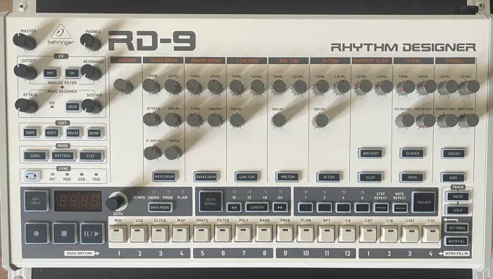 Behringer RD-9 Drum machine Analógica (clone tr 909) seminova