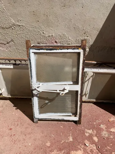 Janela basculante de banheiro com grade antiga 