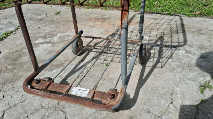 Carrinho de ferro multiuso.