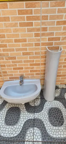 Pia coluna para banheiro com torneira inclusa.