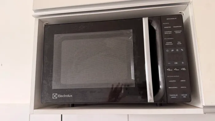 Microondas Electrolux 23L Preto com Descongelamento Assistido