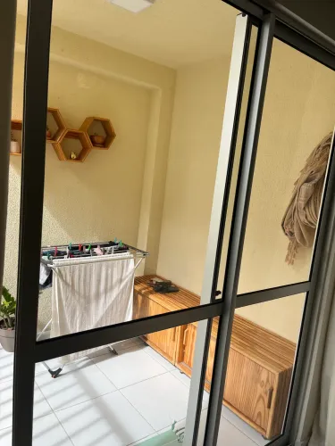 PORTA DE CORRER EM VIDRO TEMPERADO E ALUMÍNIO