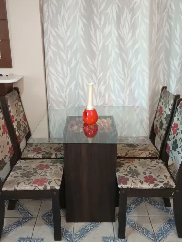 Mesa com 4 cadeiras usadas