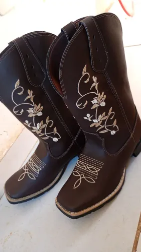 Vendo essas duas botas. Feminina e masculina.