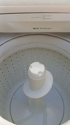 Máquina de lavar roupas Brastemp usando 