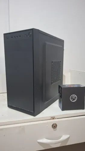 Gabinete, Fonte, Processador i3 e memória 4gb.