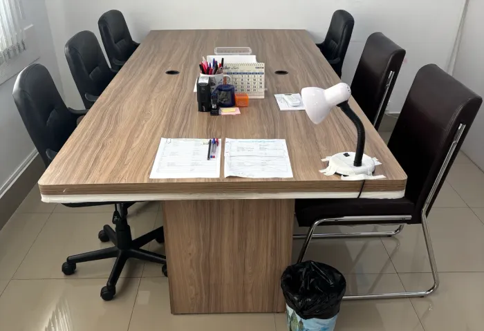 Mesa de reunião ou banquete com saídas carregadores