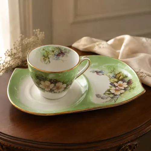Elegante conjunto em porcelana decorativa floral p/ chá ou café.