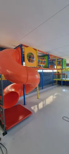 Reforma, manutenção, montagem e desmontagem de brinquedão. 