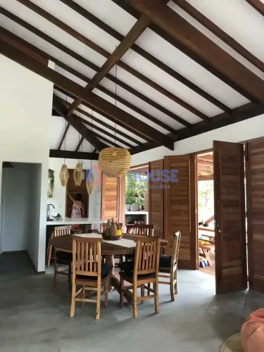 Casa de alto padrão pé na areia com 60m de frente mar, 3 quartos, 2 suítes, mezanino, jacu