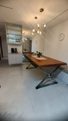 Venda de Mesa de madeira com borda orgânica!