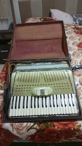 Acordeon Italiana Atlas 120 baixo 3 voz no teclado 2 nos baixos ,italiana em ótimo estado