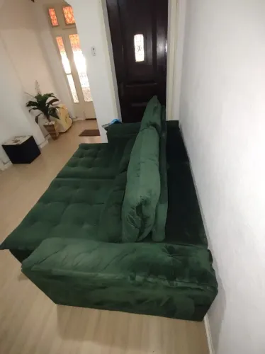 Sofá retrátil Florença verde de veludo, medindo 2,30m, com 2 anos de uso.