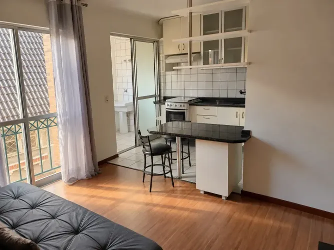 Apartamento amplo de 01 quarto mobiliado com sacada no Centro